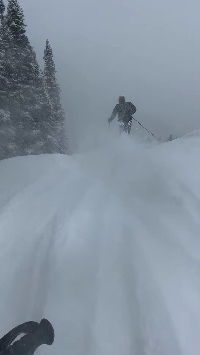 School drop to ski lift in 40 minutes flat. Weekday powder + schools open = no lines, empty slopes, and good times.👌🏼 Happy Thursday!