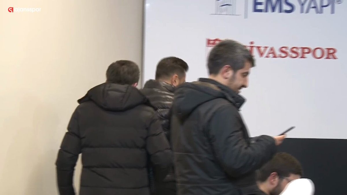 🎙️ Galatasaray'ın 3 tane penaltısı verilmemiş. 🗣️ Bülent Uygun: "Ne zaman? Penaltımsı mı?" 🗣️ Bülent Uygun: "Oradan çekil oğlum. Oradan da çekil"