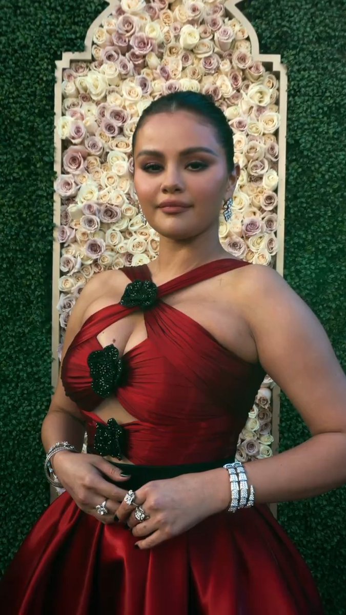 Completely mesmerized by Selena Gomez 😍 #GoldenGlobes
