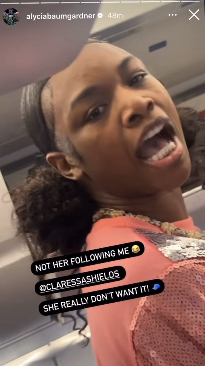 Claressa Shields and Alycia Baumgardner exchanging words after ending up on the same flight today… [🎥 Alycia Baumgardner]