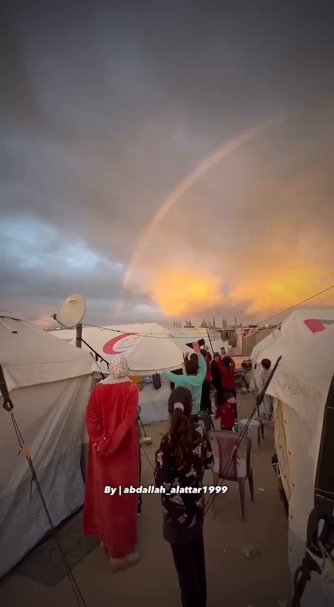 CHILDREN OF GAZA REJOICE AT SEEING A RAINBOW