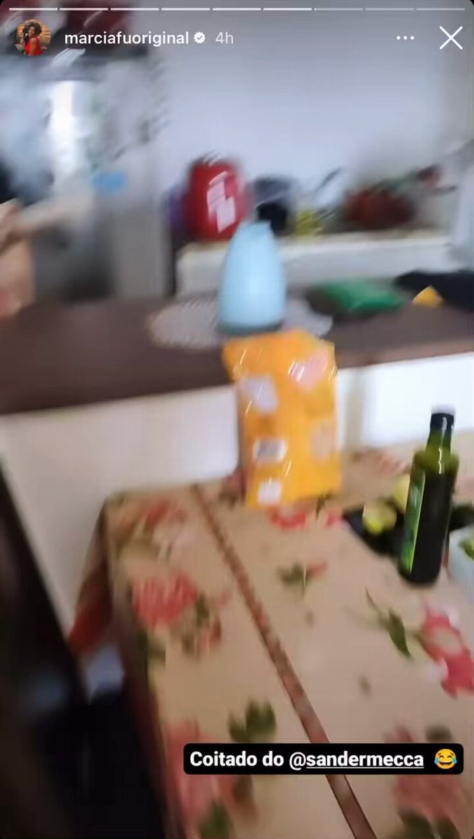 Quando eu tô com fome, ninguém me segura. Eu saio assombrando todo mundo mesmo, igual fazia com o Sander Mecca na Fazenda! 🍲😂