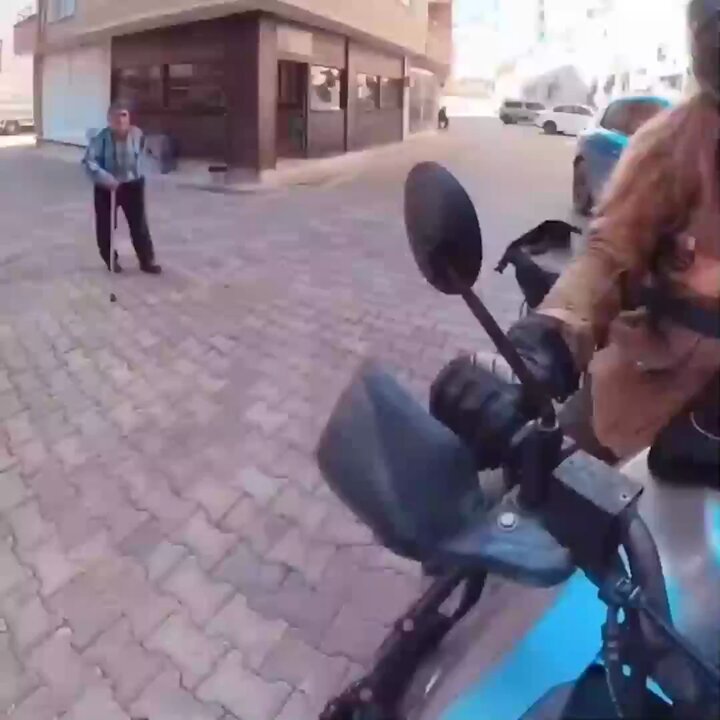 Motoruyla dünyayı gezen kadın turist, Türkiye'de yaşlı bir amcayla karşılaştı. Yaşlı adam elindeki şekeri kadına uzatıp gitti. Kadının şekeri gülümseyerek aldığı o anlar izleyenlerin içini ısıttı.