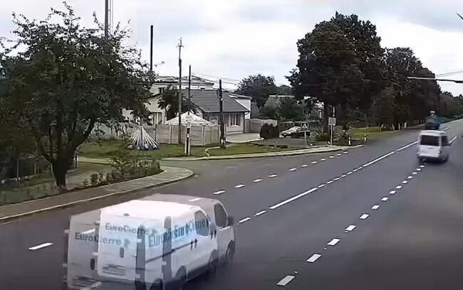 1000 WAYS TO DIE Insane! This guy is extremely lucky to walk away from this crash. Do not text and drive. 😳