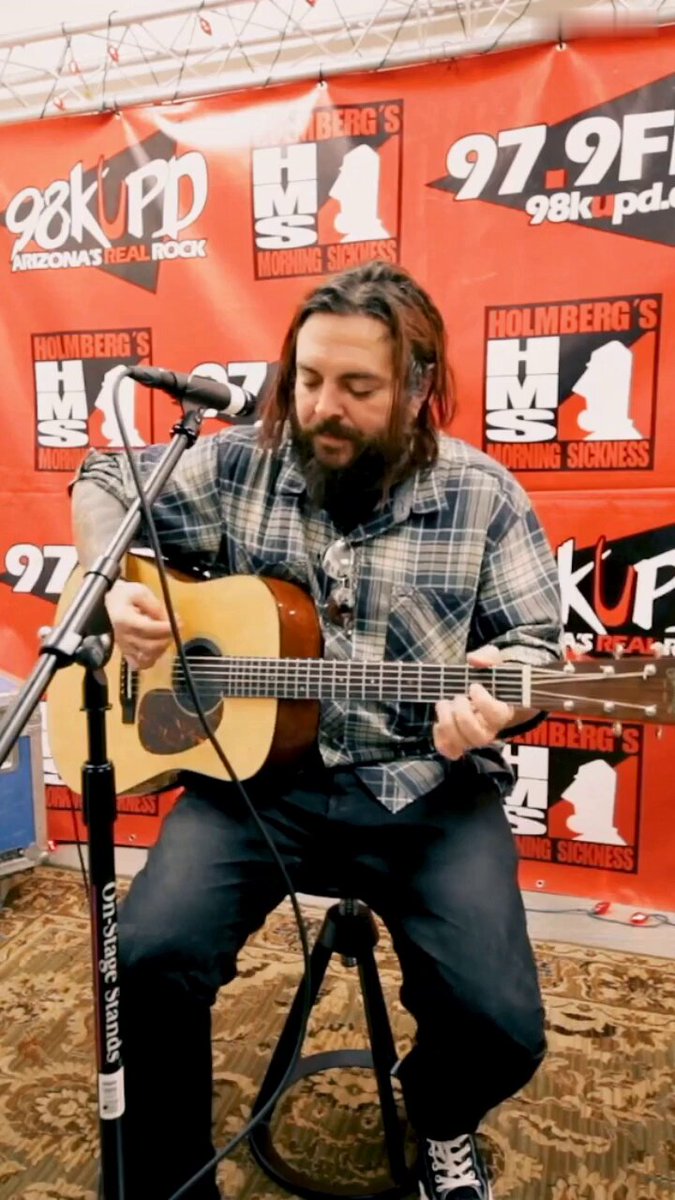 Just a man and his guitar, need we say more #seether #seethermoments