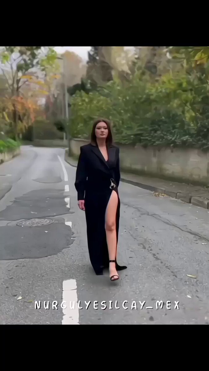 Nurgül Yeşilçay bacak yırtmaçlı frikik