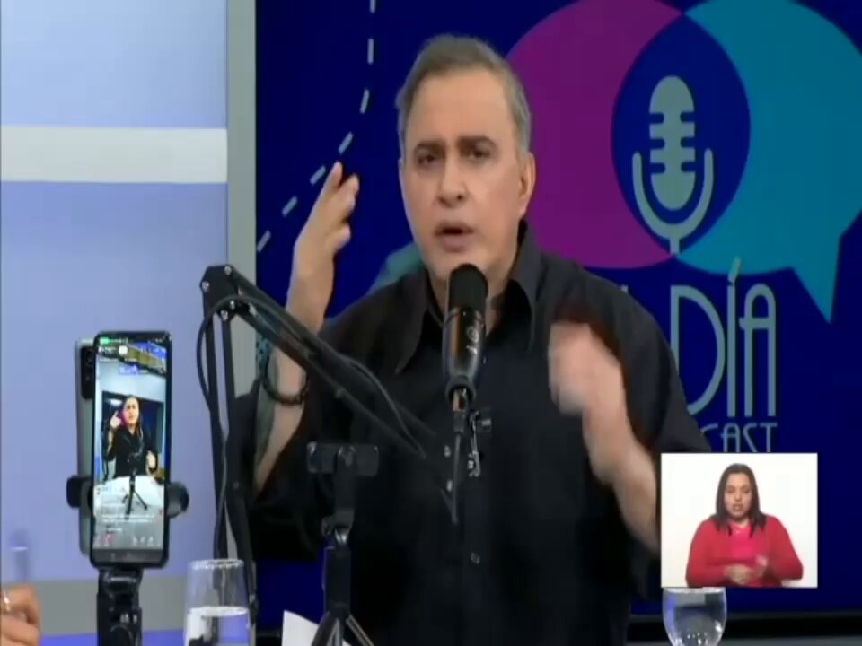Tarek William Saab: #Caso #Canserbero pasa a la historia como #ejemplo de la investigación criminal en América Latina. Durante la entrevista ofrecida el pasado miércoles en el programa “Al Día” transmitido por Venezolana de Televisión, el Fiscal General de la República Tarek William Saab explicó metódicamente cómo el Ministerio Público venezolano ha logrado llegar al final -con éxito- en la reapertura del caso del asesinato de uno de los mejores raperos del mundo, conocido como #Canserbero. “La investigación del caso Canserbero marca un precedente en la investigación de carácter penal internacional”, así lo expresó el Fiscal General La máxima autoridad del Ministerio Público informó que en el caso de Tirone Gonzalez se realizaron 120 diligencias de investigación, desglosadas en 13 momentos, lo que determinó que no fue “un homicidio – suicido” sino un asesinato doble, cometido por Natalia Améstica, quien apuñaló a ambas víctimas. Posteriormente, su hermano Guillermo Améstica, busca apoyo con funcionarios policiales para simular un hecho punible a través de una pelea. “Los que se la tiran ahora de abogados defensores de los hermanos Améstica, en las redes sociales son los que antes decían que por qué los hermanos no están detenidos, y ahora que están convictos y confesos entonces dicen que son inocentes” acotó Tarek William Saab.