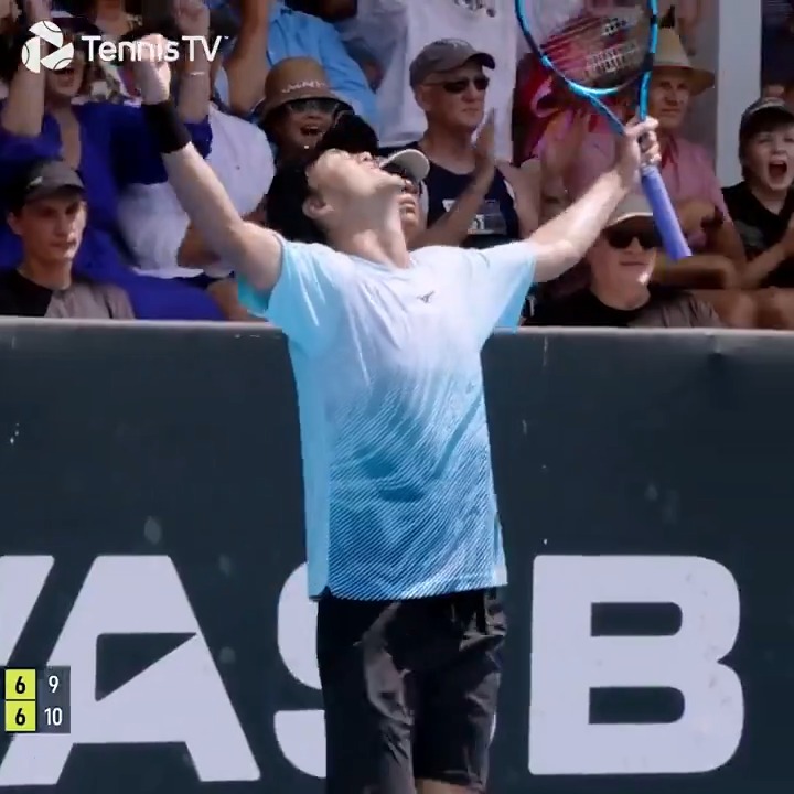 On top of the world 🇯🇵 @TaroDaniel93 knocks out No.1 seed Ben Shelton 7-5, 7-6(9) to reach his second tour-level final in Auckland. ASB Classic | #ASBClassic