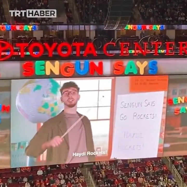 Alperen Şengün'den Türkçe dersi. NBA’in yıldız oyuncusu Şengün’ün Houston Rockets oyuncularına ve NBA hayranlarına Türkçe öğrettiği video sosyal medyada viral oldu.