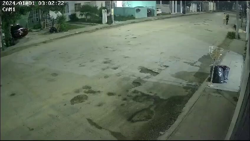 🚔🚨#AlertaCancún | En redes sociales se difundió un video en el que se ve hombres en motocicletas asaltan a transeúntes; revelando su 'modus operandi'; esta se registró en Villas del Mar.