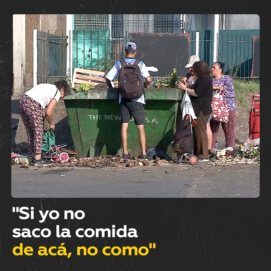 🇦🇷 Habitantes de Buenos Aires buscan comida entre basura para sobrevivir Habitantes de Buenos Aires, Argentina, fueron vistos el 11 de enero buscando sobras de comida en contenedores de basura para poder sobrevivir frente a la creciente inflación que se vive en el país.