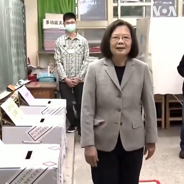 台湾总统蔡英文星期六到投票站投票。依照宪法,她在目前的第二任期结束后必须离任。她所属的民进党推选出现任副总统赖清德参选,谋求民进党继续执政。美国之音即时报道,为您带来最新投票情况及各方反应: