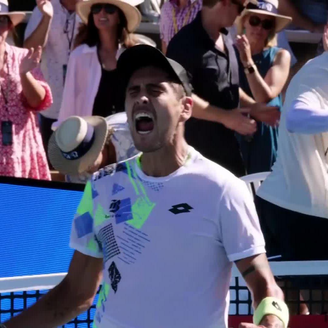 🔥 ¡GRÍTALO, ALE! 🔥 El punto de partido de Alejandro Tabilo 🇨🇱 para ganar su primer título ATP en el 250 de Auckland 🇳🇿, viniendo desde la Qualy (!) 😎.