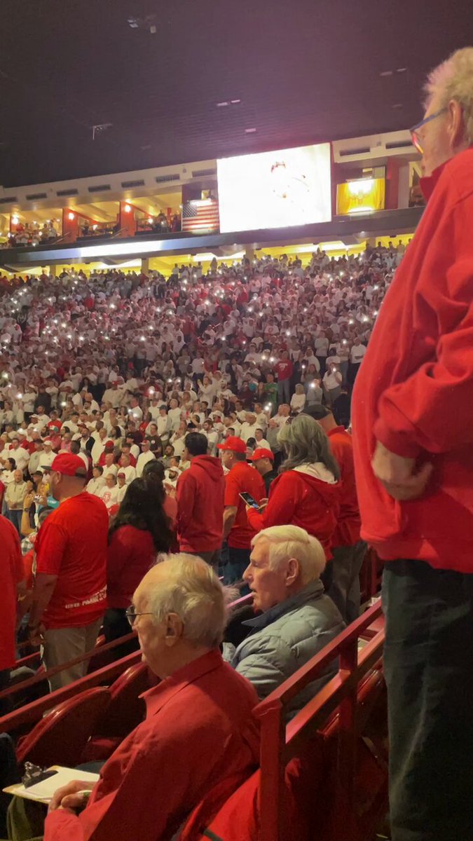 What an atmosphere 🤩 Lobo Basketball