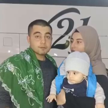 Adana’da sağlık çalışanı SMA hastası bebeğini, Adanalılara emanet ederek vatani görevini yapmaya gitti. Haydi Adana, askerimiz gelmeden onun evladını çiçek açarak kucağına verelim, arkada kalmasın gözler🙌 #azizaliyeumutoll Eyüp (25), Zeynep (22) Yaman çifti 2022 yılında dünyaevine girdi. Çiftin 9 ay önce bebekleri Aziz Ali dünya geldi. Yüreğir Devlet Hastanesi’nde Yoğun Bakımda Hemşir olan Eyüp Yaman, SMA hastası bebeğini tedavi ettirebilmek için kampanya başlattı. Kampanyanın yüzde 58.5 tamamlanmış durumda. Tamamı tamamlandıktan sonra Aziz Ali, tedavi olarak sağlığına kavuşacak. Baba Eyüp, SMA hastası oğlunu Adanalılara emanet edip vatani görevini yapmaya gitti. Baba Eyüp’ün gitmeden önce sözleri şu oldu; “Ben gidiyorum.. Gitmek zorundayım.. Kilometrelerce uzağa gidiyorum.. Görevimi yapmaya, vatan borcumu ödemeye gidiyorum.. Ah oğlum.. Seni böyle mi bırakıp gidecektim ? Annenle seni bir başınıza bırakmak zorunda mı kalacaktım.. Yüreğim yangın yeri.. Kalbimde büyük bir korku ve endişe ile vedalaştım onlarla.. Sanki son kez sarılacakmış gibi sarıldım, kokusunu içime çekerek öptüm oğlumu.. Ben şimdi gidiyorum çok uzaklara.. Kampanyamızı size emanet ediyorum ! Eşimin tek başına vereceği mücadeleyi size emanet ediyorum ! Vatan bana, hasta evladım size emanet ! AZİZ ALİ’M SİZE EMANET !” Adana Masası olarak 5 bin tl bağış ile başlıyoruz ve Tüm Adanalıları bağışa davet ediyoruz… Lütfen yapacağınız yardımın miktarını yoruma yazınız.. VALİLİK İZİNLİ IBAN TR710013400002251480800001 Aziz Ali Yaman- Denizbank