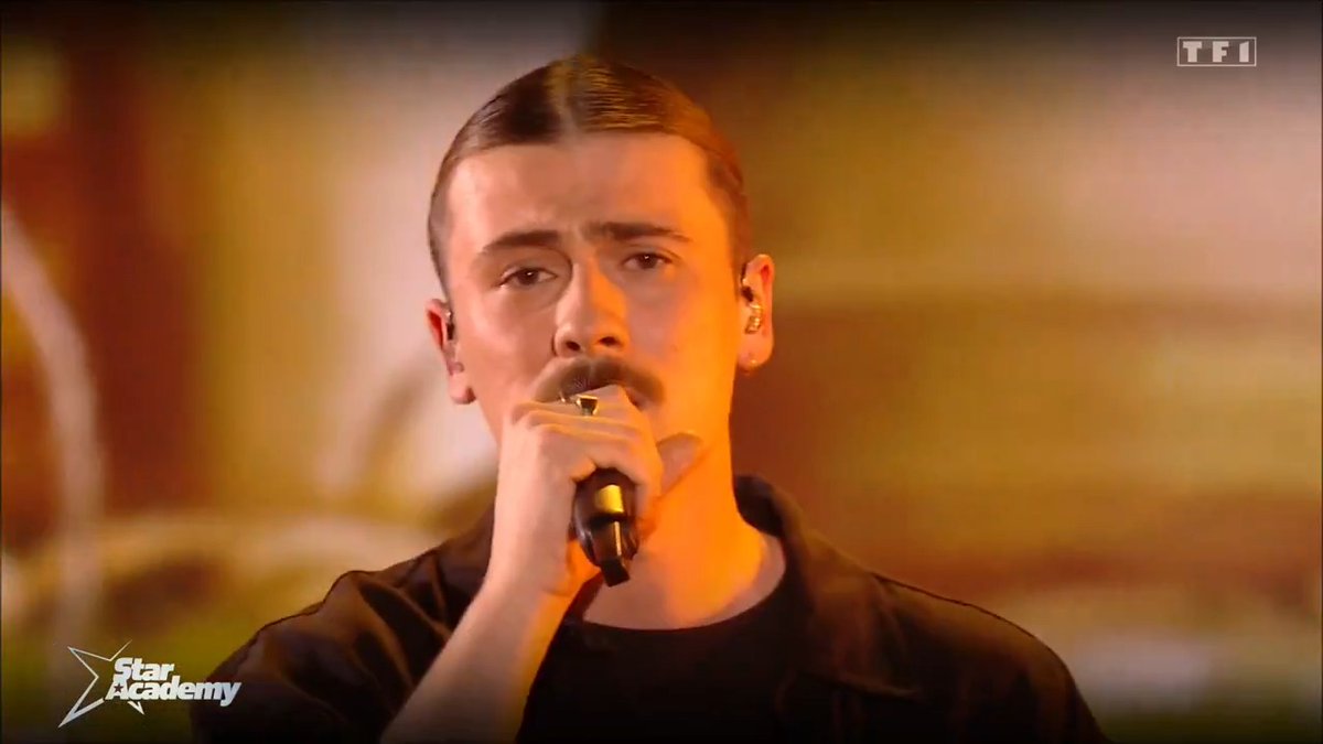 « Pour que tu m’aimes encoreeeee » 😍 Pierre conquit la foule du studio 217 en revisitant le tube de Céline Dion💘 👉Continuez de suivre le prime de la #StarAcademy ▶️