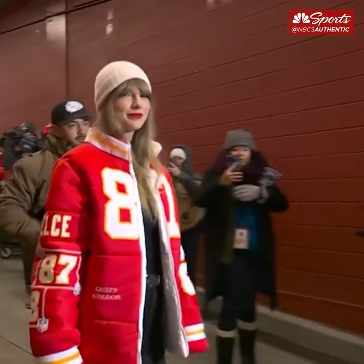 Taylor Swift arrives to the Chiefs game in a Travis Kelce jacket designed by Kristin Juszczyk 🙌