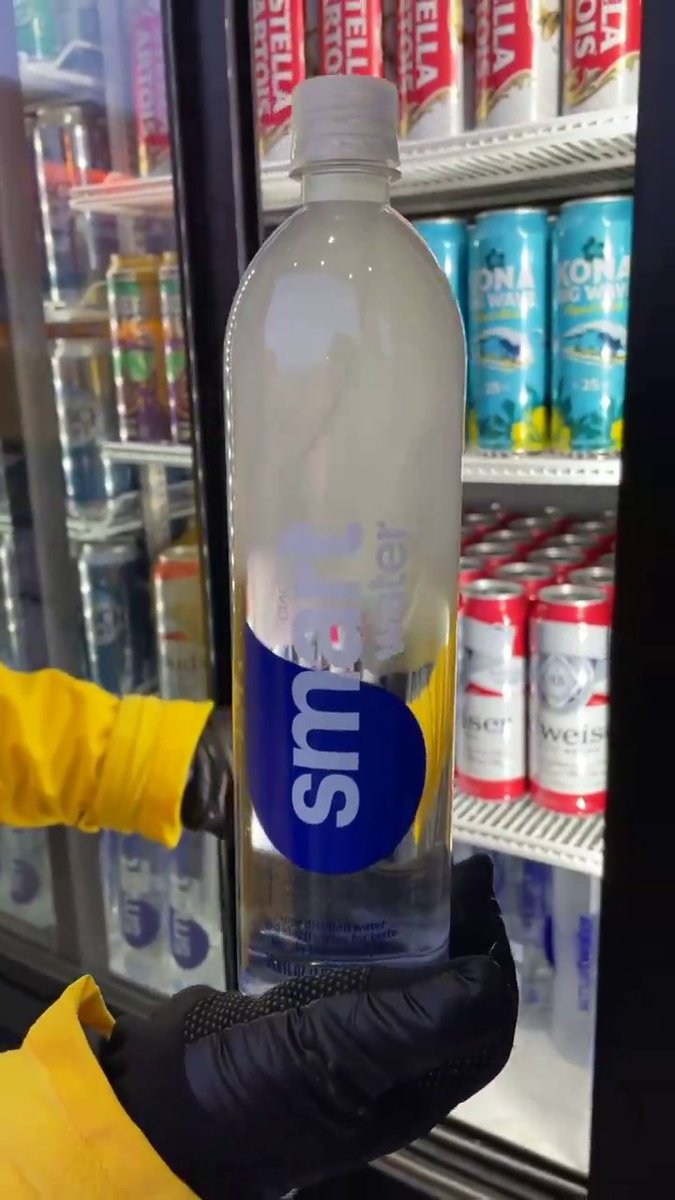 Kansas City is so cold, this water bottle freezes instantly 😳🥶 (via Keely Nadler)