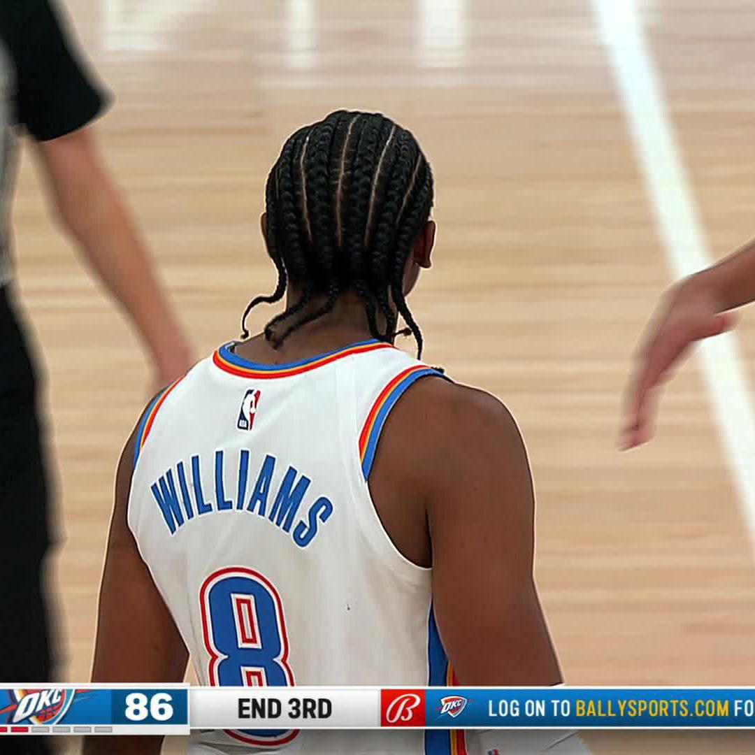 JDub beats the buzzer heading into the 4th 🚨