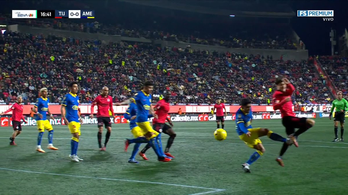 EL ÁRBITRO DICE JUEGUE 🫱 Polémica en el #XolosxFSMX vs América. ¿Qué dice el público? ¿Era falta y penal?