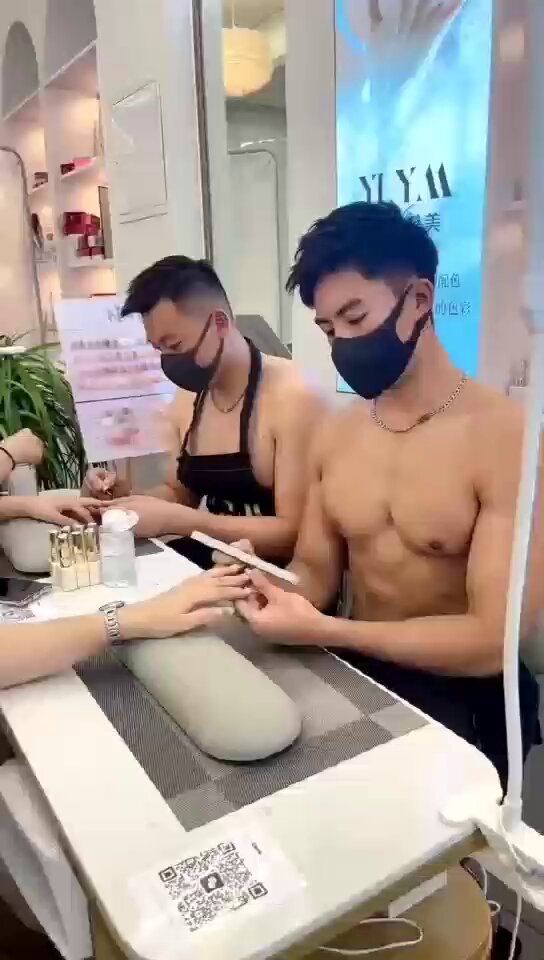 先生能不能把空气湿度调高一点儿？搞到人家鼻子流血了！