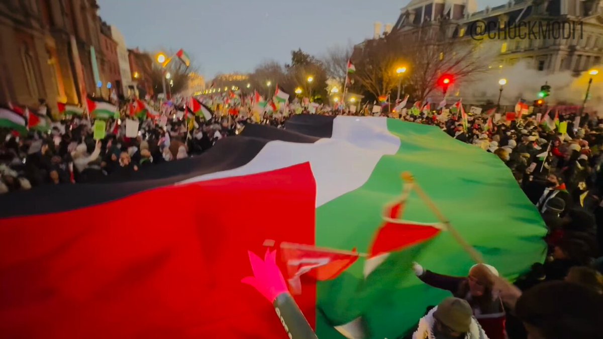 Can’t overstate how amazing the energy was at #March4Gaza in DC. Hope this helps. And shoutout to the amped up kid and Lowkey who was blaring thru the speakers. #MarchforGaza #FreePalestine