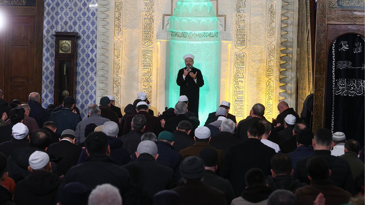 İlahi Ya Rabbi! Şanlı ordumuza, bütün güvenlik güçlerimize havada, karada, denizde her yerde ve her zaman zaferler nasip eyle, kendilerine yardım eyle. Vatanımıza göz diken dahili ve harici hainlere fırsat verme. Onları ‘Kahhar’ isminin tecellisiyle kahru perişan eyle Ya Rabbi! Pençe-Kilit Harekatı bölgesinde şehadete kavuşan Mehmetçiklerimiz ve tüm şehitlerimiz için ülkemizin bütün camilerinde düzenlediğimiz “Şehitlerimize Dua İçin Sabah Namazında Buluşuyoruz” programı kapsamında Ankara Hacı Bayram Veli Camii’nde vatandaşlarımızla bir araya geldik, Mehmetçiklerimiz için dualar ettik.