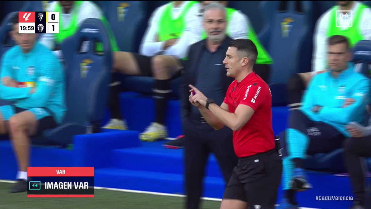 Le han pitado este penalti al Valencia y luego le han perdonado una roja clarisima a Luis Hernández, pero luego los árbitros van pidiendo respeto eh