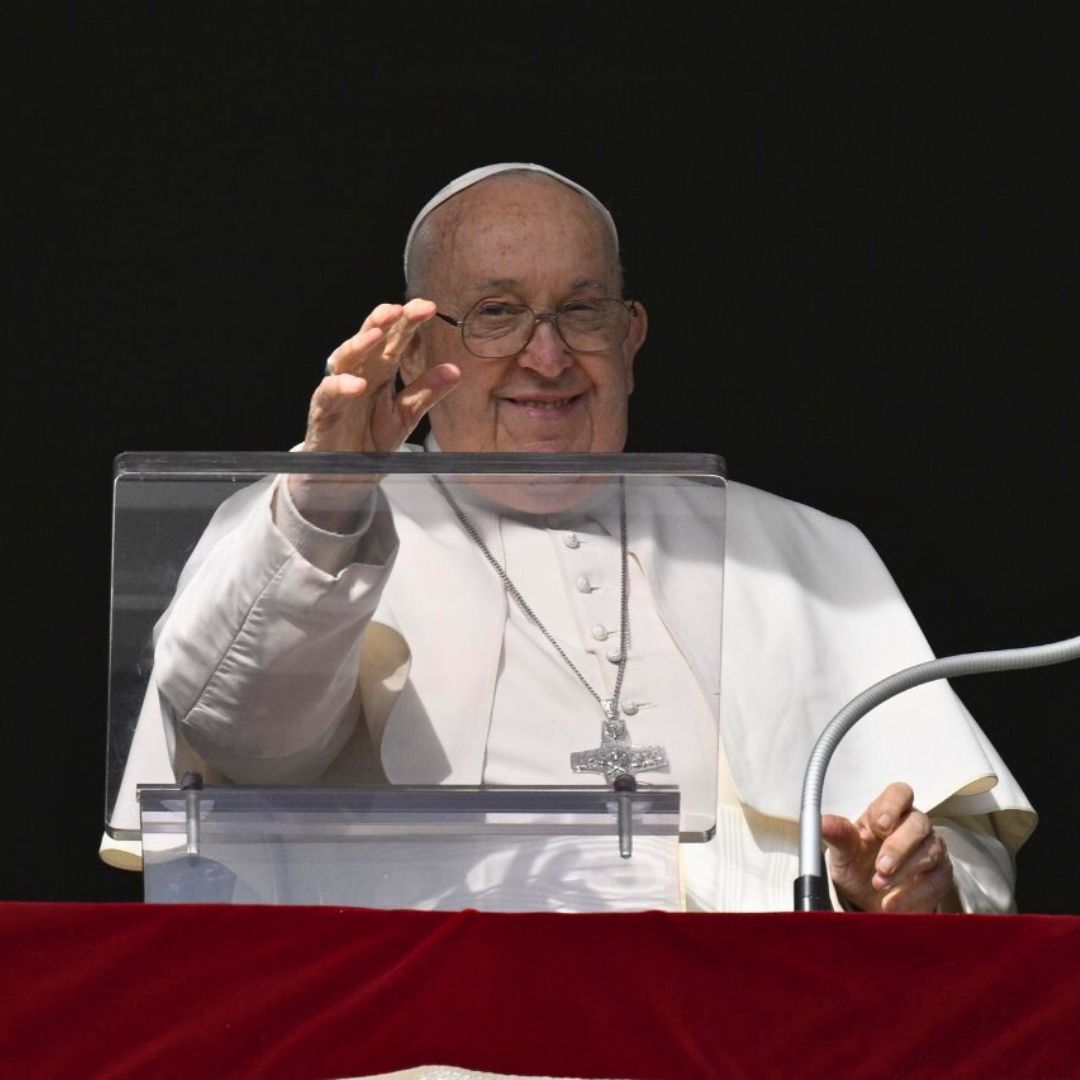 Pope Francis says Christians should follow in the footsteps of Jesus' first disciples, who searched for Him, stayed with Him, and then went out to proclaim Him.