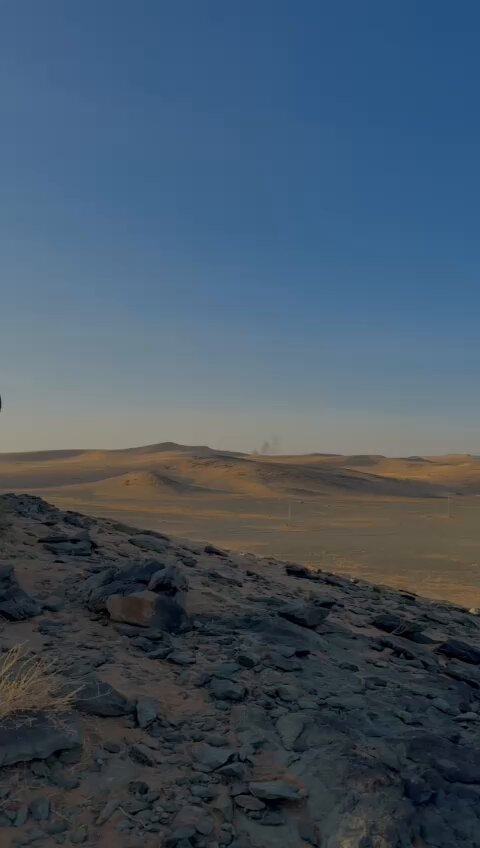 شاهد.. شباب سعوديون يساعدون متسابقا احترقت سيارته أثناء مشاركته في #داكار_السعودية2024 قبل وصول الإسعاف الجوي