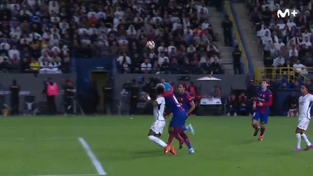 Martínez Munuera señaló penalti en esta acción entre Araujo y Vinicius. #superSupercopa #LaCasaDelFútbol