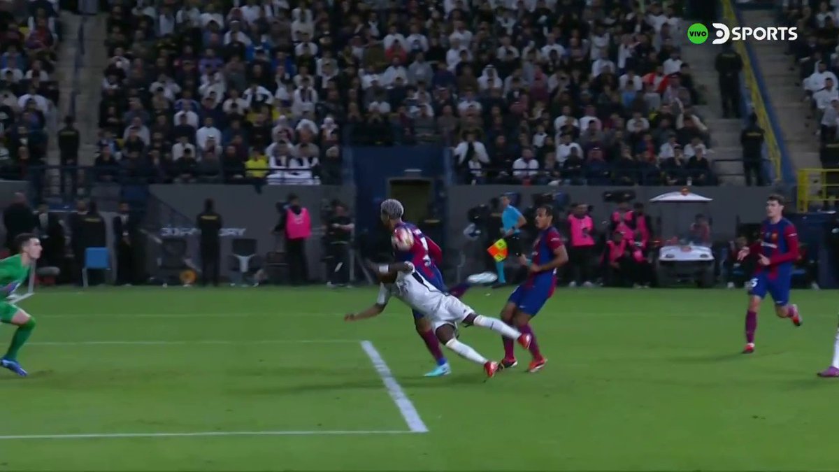 ¿Les pareció penal de Araújo sobre Vinícius?