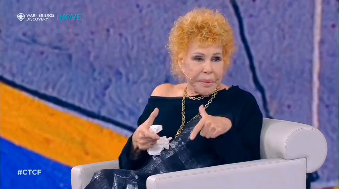 "A parte il Capodanno di merda, prima bevevo con piacere. Ora non posso più bere e mi faccio due maroni così. Non rido più per le cose di cui ridevo prima. Ridevo perchè ero ubriaca" #CTCF