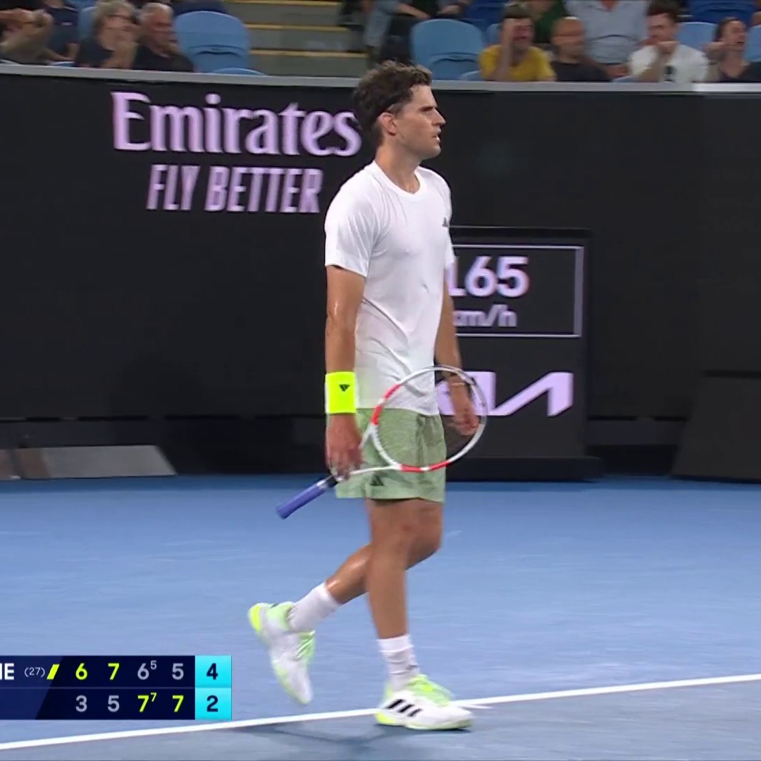RELEASE THE KRAKEN ! Le revers stratosphérique de Dominic Thiem célébré avec le sourire. 🚀 📽️@eurosport #AustralianOpen #ausopen