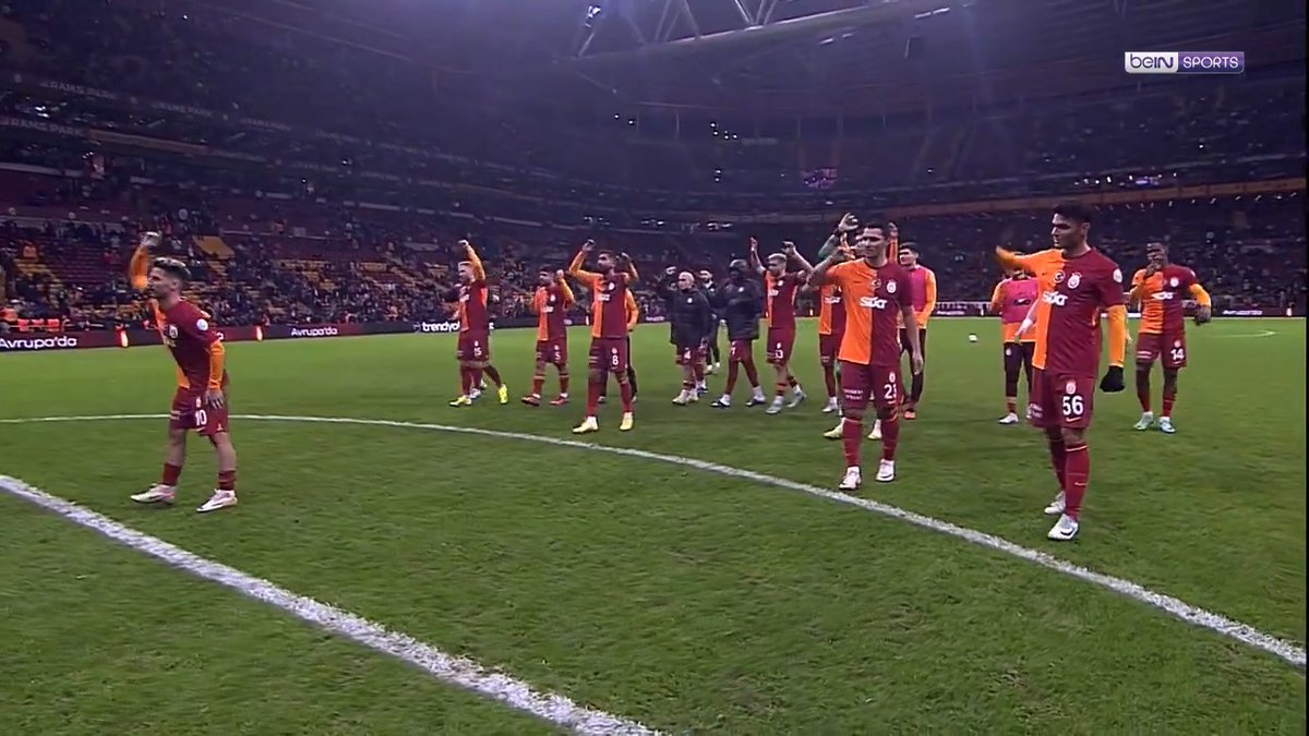🟡🔴 Galatasaraylı futbolcular, galibiyeti taraftarla kutluyor! #GSvKAY