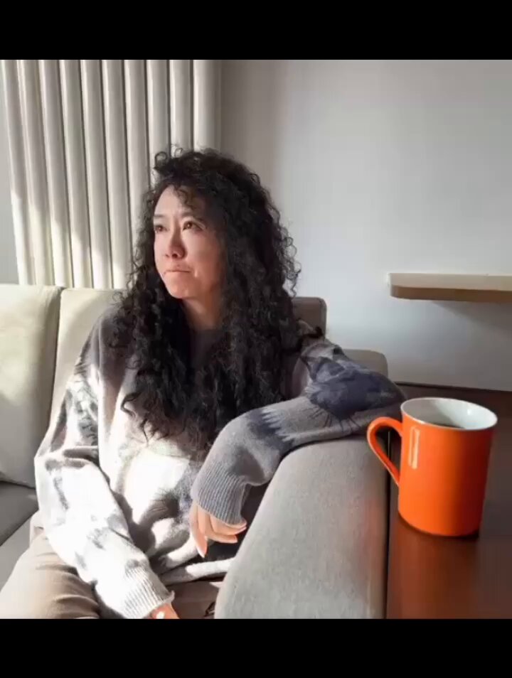 有话说：扫兴—— 写这个词时，我相信不止我有话要说，这应该是中国大语镜下，让人最无法言喻的一个词，我把这个称之为千年血液里第一毒瘤。 实话实说，我也是毒瘤患者之一。 在中国式语境中，我们世代与“快乐”有仇，我们世代与“苦难”有缘。 你高兴的小火苗刚刚燃起，可能是好吃的食欲，玩耍欲，学习欲，探索欲，购买欲，情感欲。这必须浇灭，因为快乐风险极大，容易玩物丧志。必须时刻警惕苦难来临。我们必须泡在“苦水里”，方知甜。必须“苦中之苦”，才能是“人上之人”。 为什么我们这个语境必须要“扫兴”？ 因为快乐会破坏了中国文化的根基以及最宏大的目标—— 万民同呼 万民同乐 长长久久 海晏河清 你高兴，便违反了中国人的基础幻想，自然也悖逆了中国人的行事逻辑—— 压抑式快感 由衷的苦难 我们在一盆盆冷水浸泡长大，似乎“欲望”是恶魔，我们的父母就是“扫兴式父母”。我们的身体挂在中国式文化和我们的孩子之间，万病源于未分化。 太久太久的物质极度匮乏，加之精神极度的缺乏安全意识。让一代又一代人走向心理扭曲之变态。 记得很久很久以前，一群朋友看到国外小朋友时的一句话：这些孩子眼睛是笑的。 在中国这个大语境下 我们口中是苦水 我们的脸上是苦相 我们的国，永远产出“中国式不服”。 我愿用余生洗涤这有毒的灵魂。 从“不扫兴”开始。🥰 佐伊 1月15日