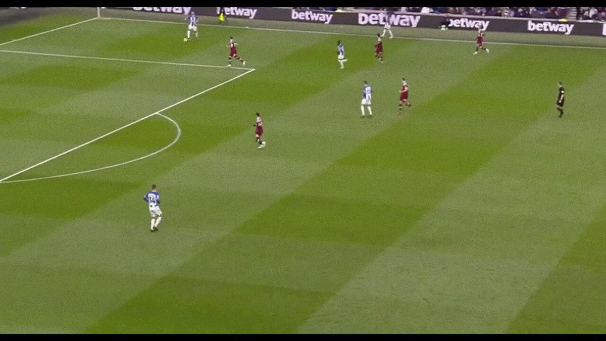 Xavi once said: ”The third man is impossible to defend.” As usual, De Zerbi takes what works and perfects it. How does he use the third-man concept? ⬇️
