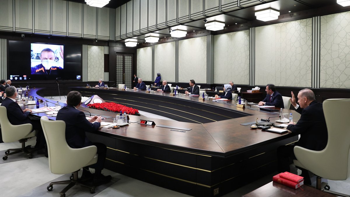 Yarın gece saat 01.11'de uzaya uğurlayacağımız ilk Türk astronotumuzu büyüyen, güçlenen ve iddia sahibi Türkiye'nin yeni bir nişanesi olarak görüyoruz. Alper Gezeravcı kardeşimize Uluslararası Uzay İstasyonu'nda yürüteceği bilimsel çalışmalarda şimdiden başarılar diliyorum.