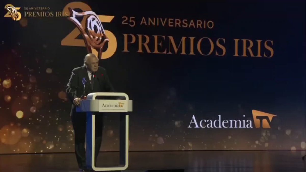 Orgullosos de verte recoger este reconocimiento, el Premio Jesús Hermida a la Trayectoria ¡Felicidades, Pedro! #PremiosIris AcademiaTV