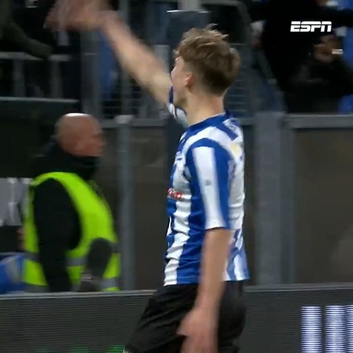 Alexandre Penetra mist de bal, Sem van Duijn profiteert: 3-3!