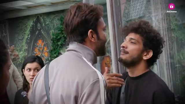 Kya Vicky and Munawar ko karna padega repent after being violent in a heated argument? Watch the new episode of #BiggBoss17 on #JioCinema and Colors TV Tune-in to the 24 hour LIVE channel, streaming free only on #JioCinema #BB17 #BiggBoss17onJioCinema Salman Khan
