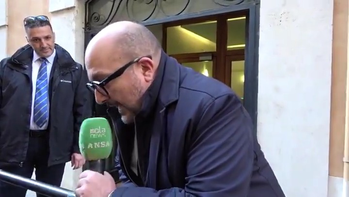 Lo show di Sangiuliano che afferra il microfono e chiede ai giornalisti se si sentono anticomunisti