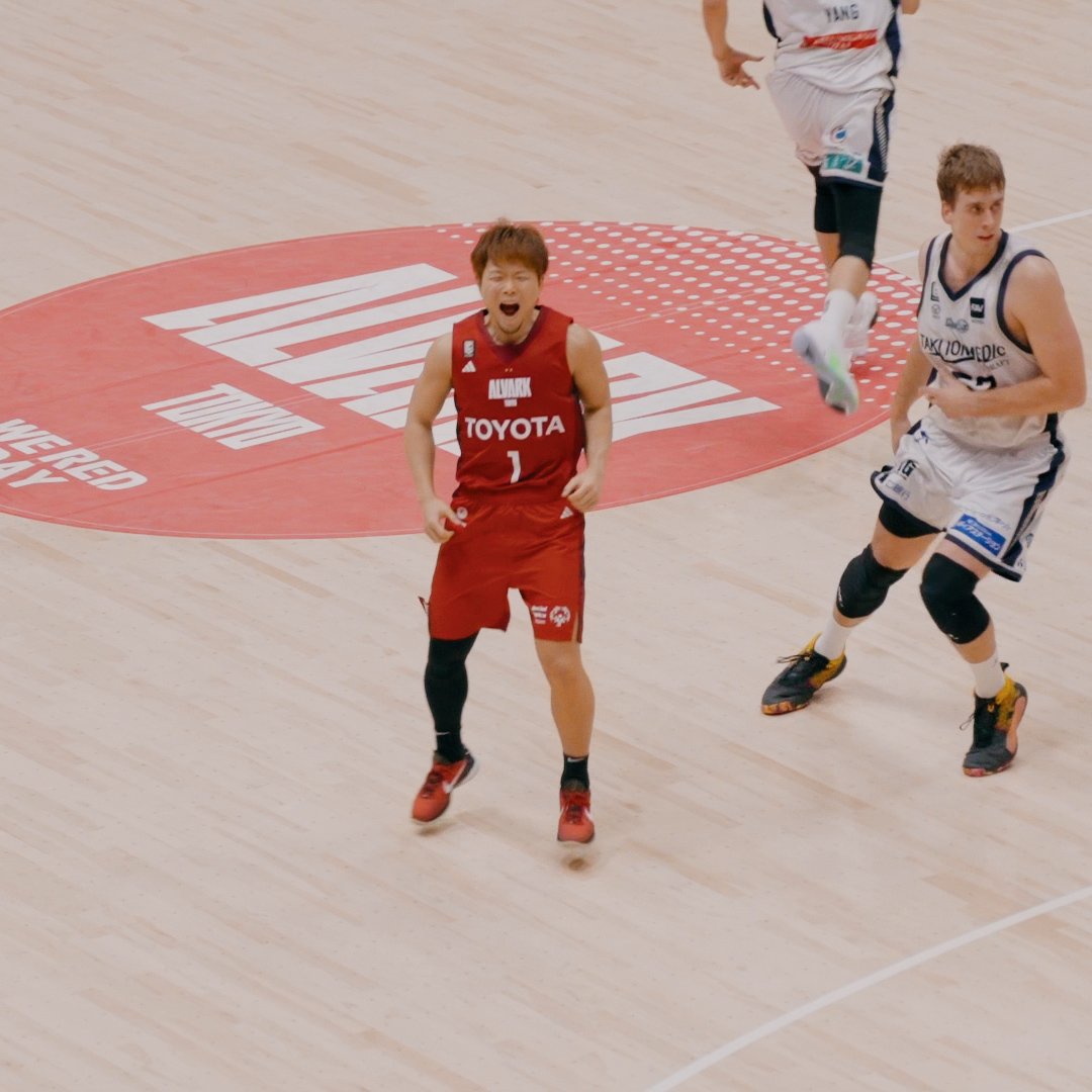 努力家・エイチが吠えた🐉🔥 岡本飛竜選手の得点にベンチも大盛り上がり🙌 岡本 飛竜 Hiryu Okamoto #アルバルク東京 #WEREDDAY #Bリーグ #ONEFOCUS #選手もトレーナーもみんな大喜び #エナジー