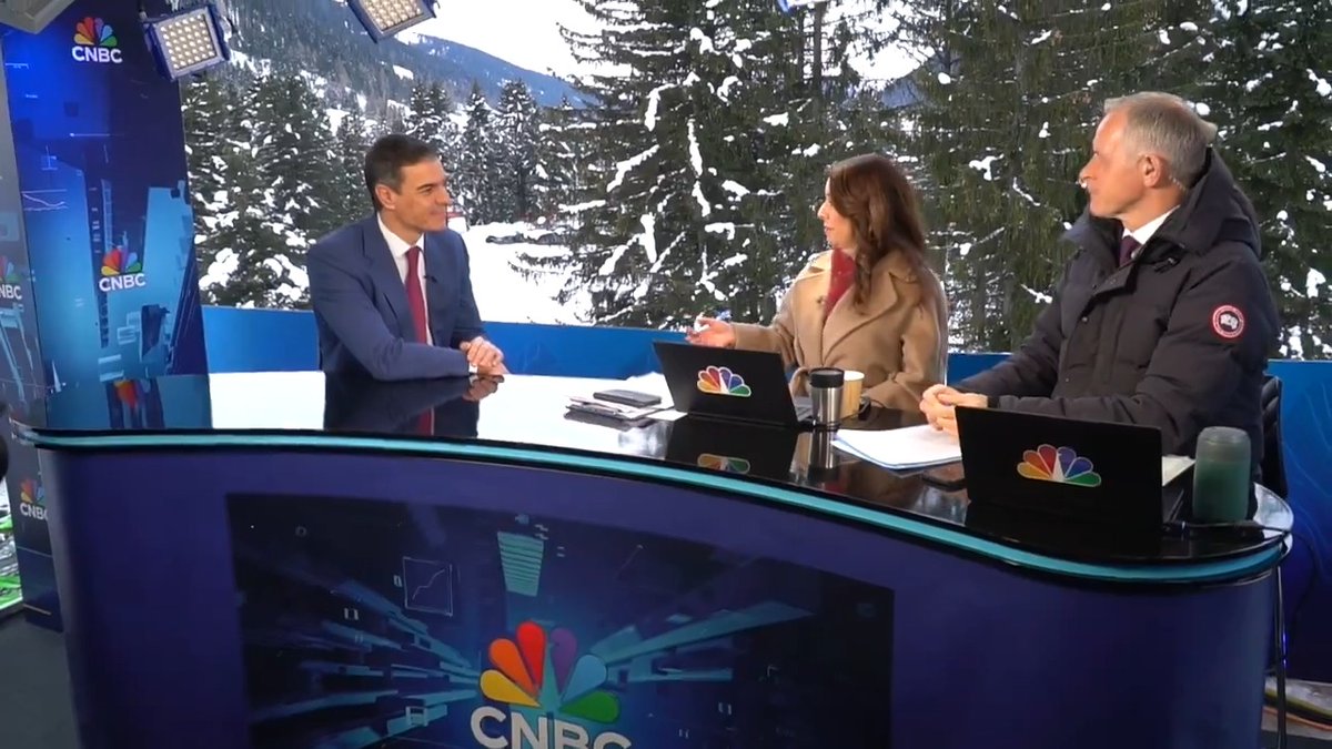 Hoy en Davos he mantenido dos interesantes entrevistas con el equipo de Squawk Box y de Bloomberg, Bloomberg. El éxito de las políticas del Gobierno despiertan interés en el escenario internacional. España gana cada vez más peso como actor global. Muchas gracias a ambos.