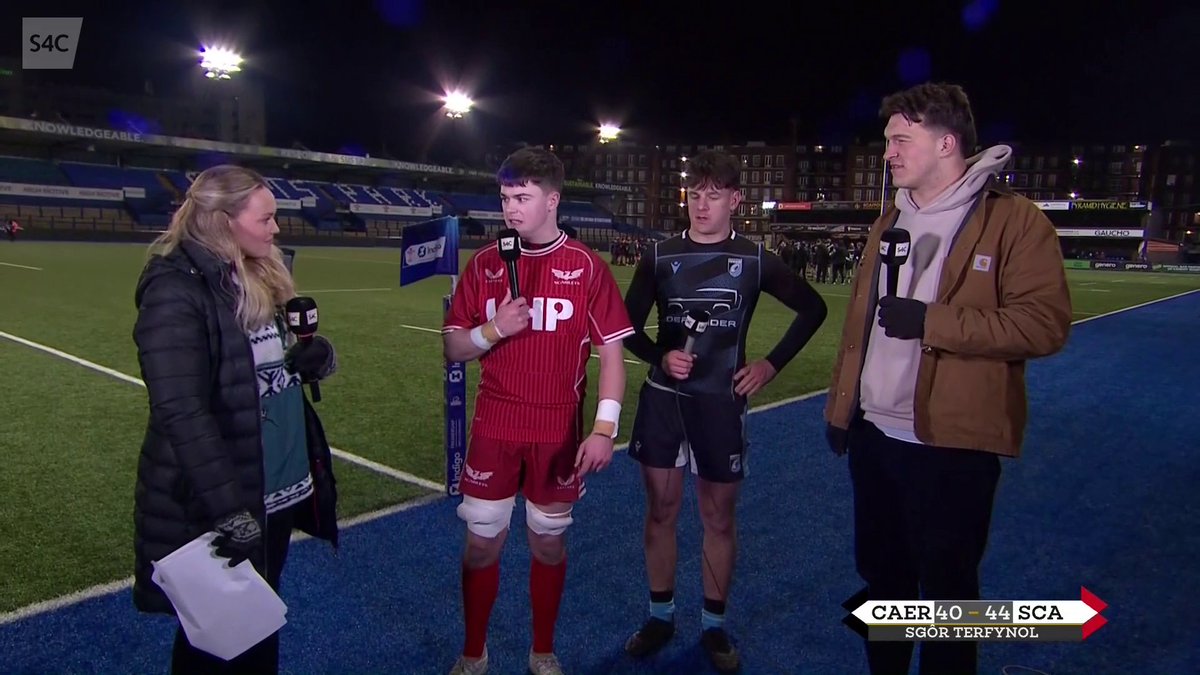 TIAAN SPARROW 🗣 "Finn Jones, mae'n chwarae i dîm dan 16 Llandeilo, ma' fe jyst di cael triniaeth mawr iawn. Ni gyd, yn y scarlets tu ôl iddo fe" @cardiff_rugby 40 - 44 Scarlets Rugby 📲 Rygbi Byw | Live Rugby: *