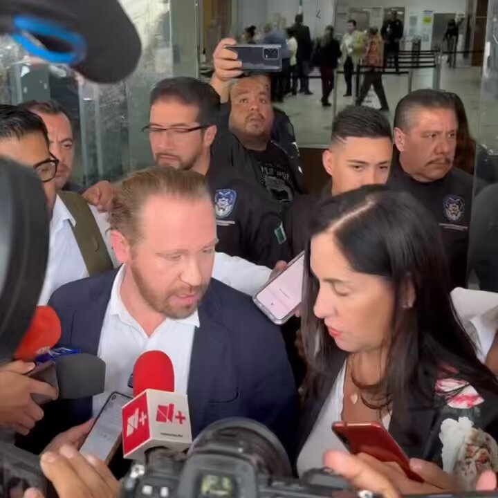 Con Lía Limón presentamos una denuncia ante la Fiscalía CDMX por el accidente de ayer en obras del Tren Interurbano. La #CDMX está que colapsa, no puede pasar lo mismo que sucedió con la línea 12 del MetroCDMX, que ni un responsable fue citado a declarar. ¡Basta de impunidad!
