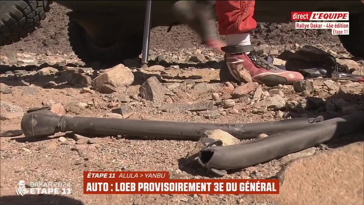 Ce moment où Sébastien Loeb à pied voit Carlos Sainz passer devant lui... 💔 #Dakar2024