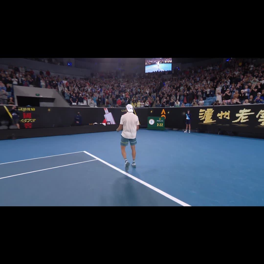 Le moment où Arthur Cazaux se révèle au grand public en éliminant le n°8 mondial Holger Rune sur la Margaret Court Arena à l’Open d’Australie. 🔥🇫🇷