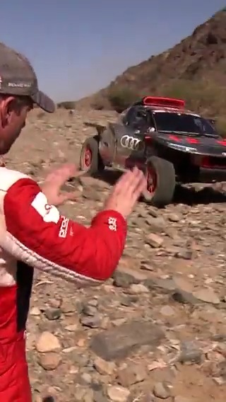 A key moment as Sébastien Loeb gestured to Carlos Sainz on Stage 1️⃣1️⃣ ✋ #Dakar2024