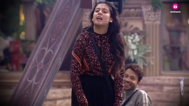 #RaceToFinale ko lekar Isha and Mannara ke beech shabdo ka fight hua elevate, kya isse badal jayega mohalle ka climate? Watch the new episode of #BiggBoss17 on #JioCinema and Colors TV Tune-in to the 24 hour LIVE channel, streaming free only on #JioCinema